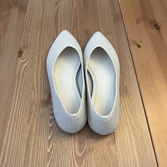 Cream Textured Flats with Pointed Toe Design - Picture 2 of 5